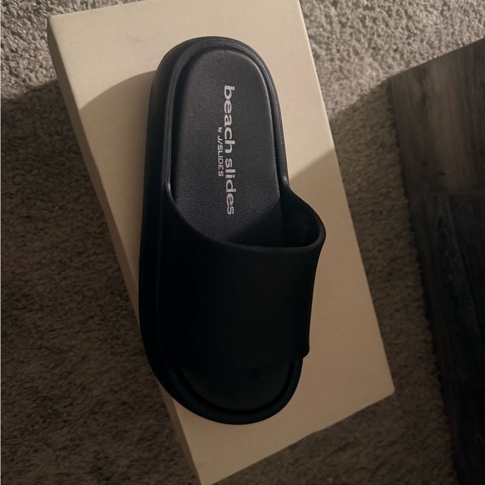 J/SLIDES White Shoe Box with Coral Logo